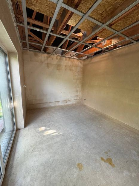 Rodinný dům, Mladá Boleslav — pokoj s prosklenou stěnou