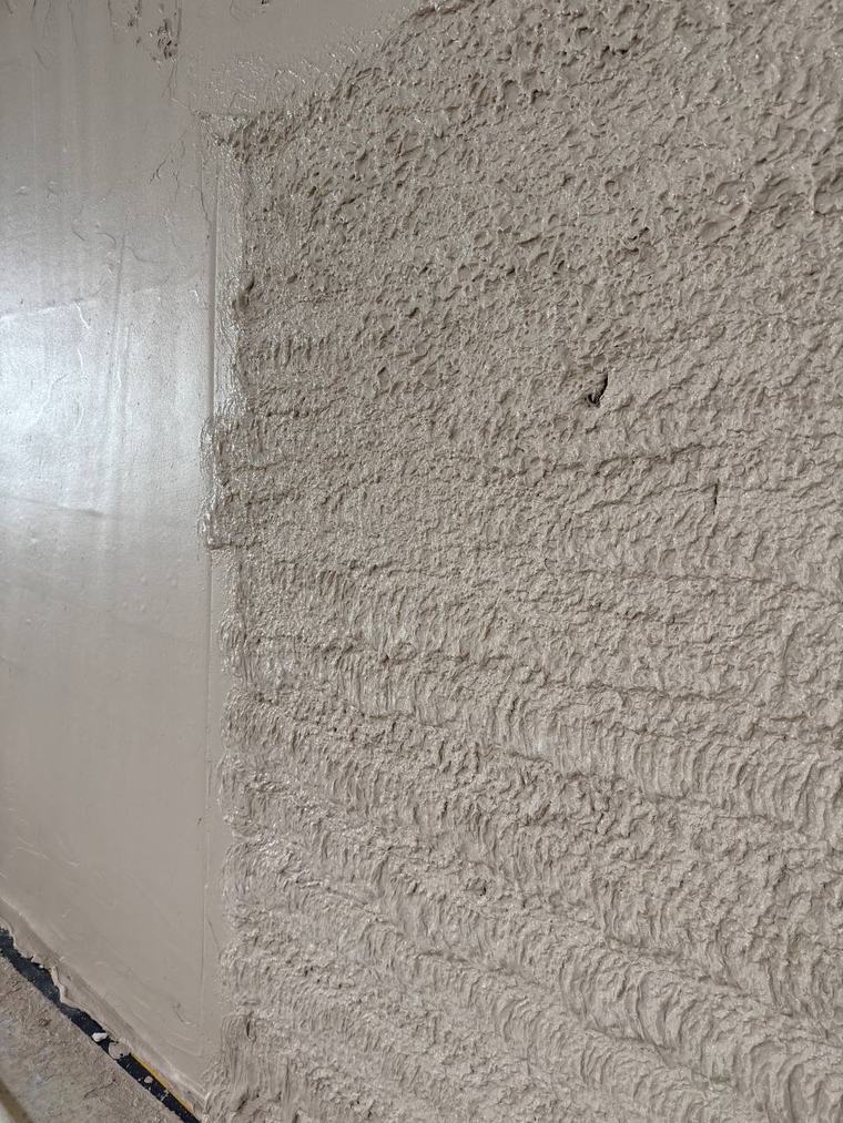 Detail přechodu hrubé struktury v hladký povrch