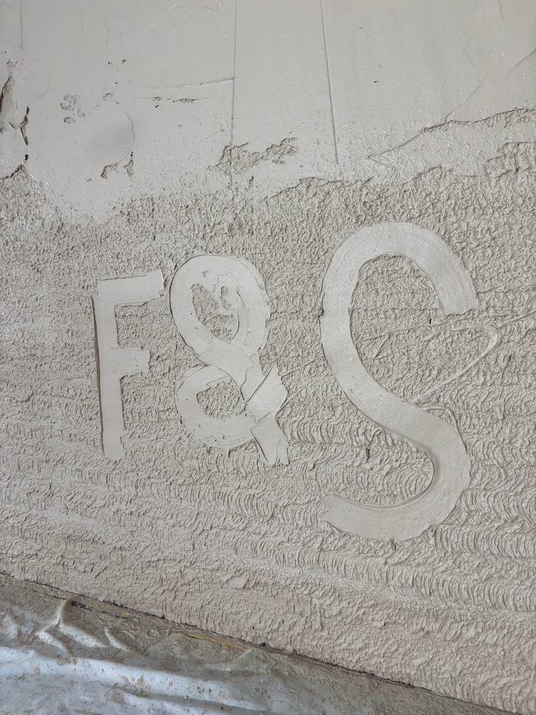 Logo F&S vyryté do čerstvé omítky