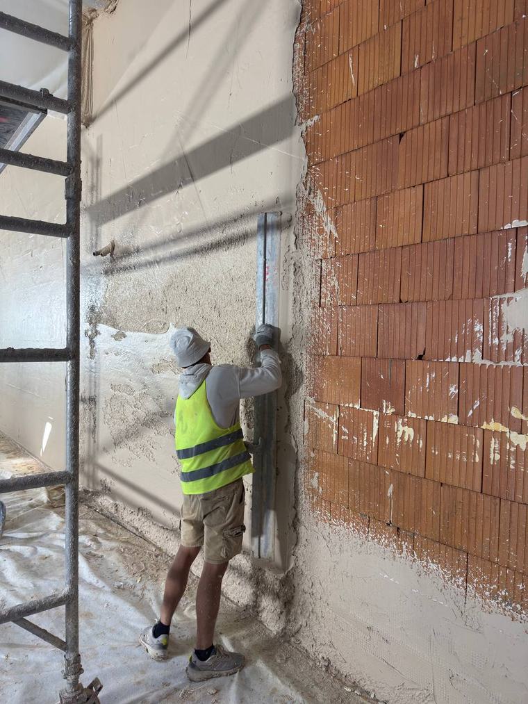 Ruční zapravení omítky na cihelném zdivu